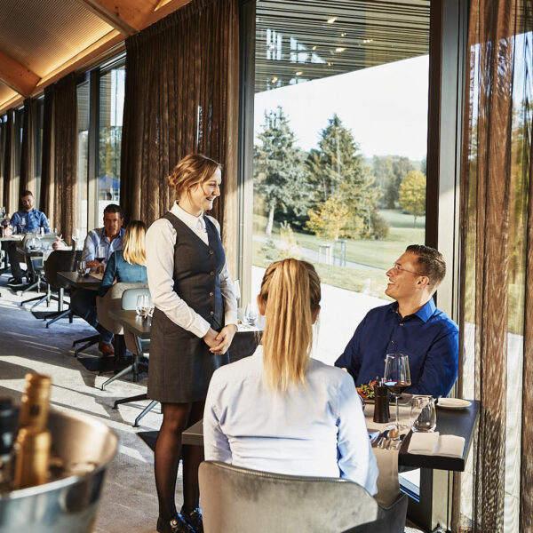 Öschberghof Service Kellnerin im Restaurant