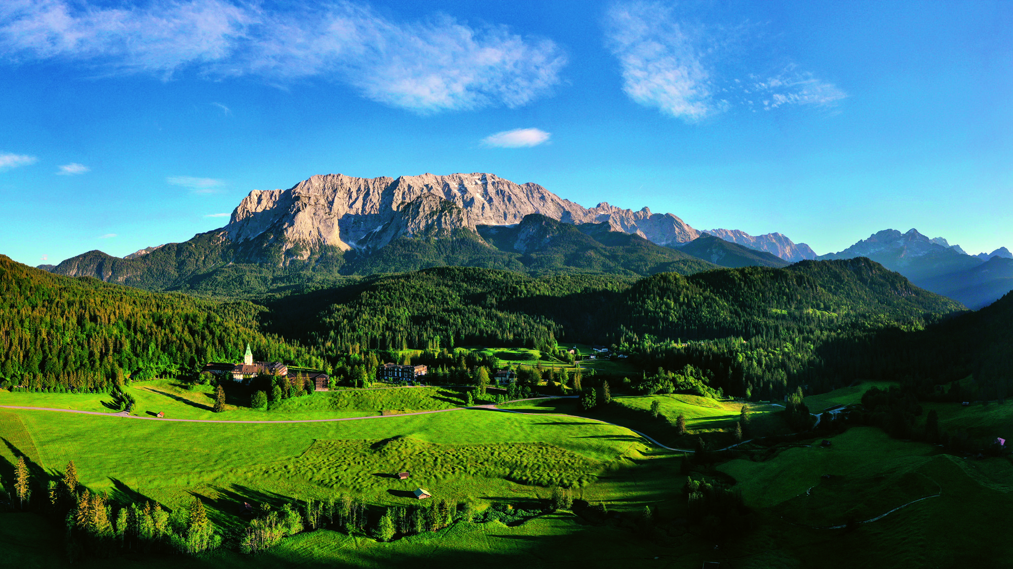 Schloss Elmau außenansicht Berge