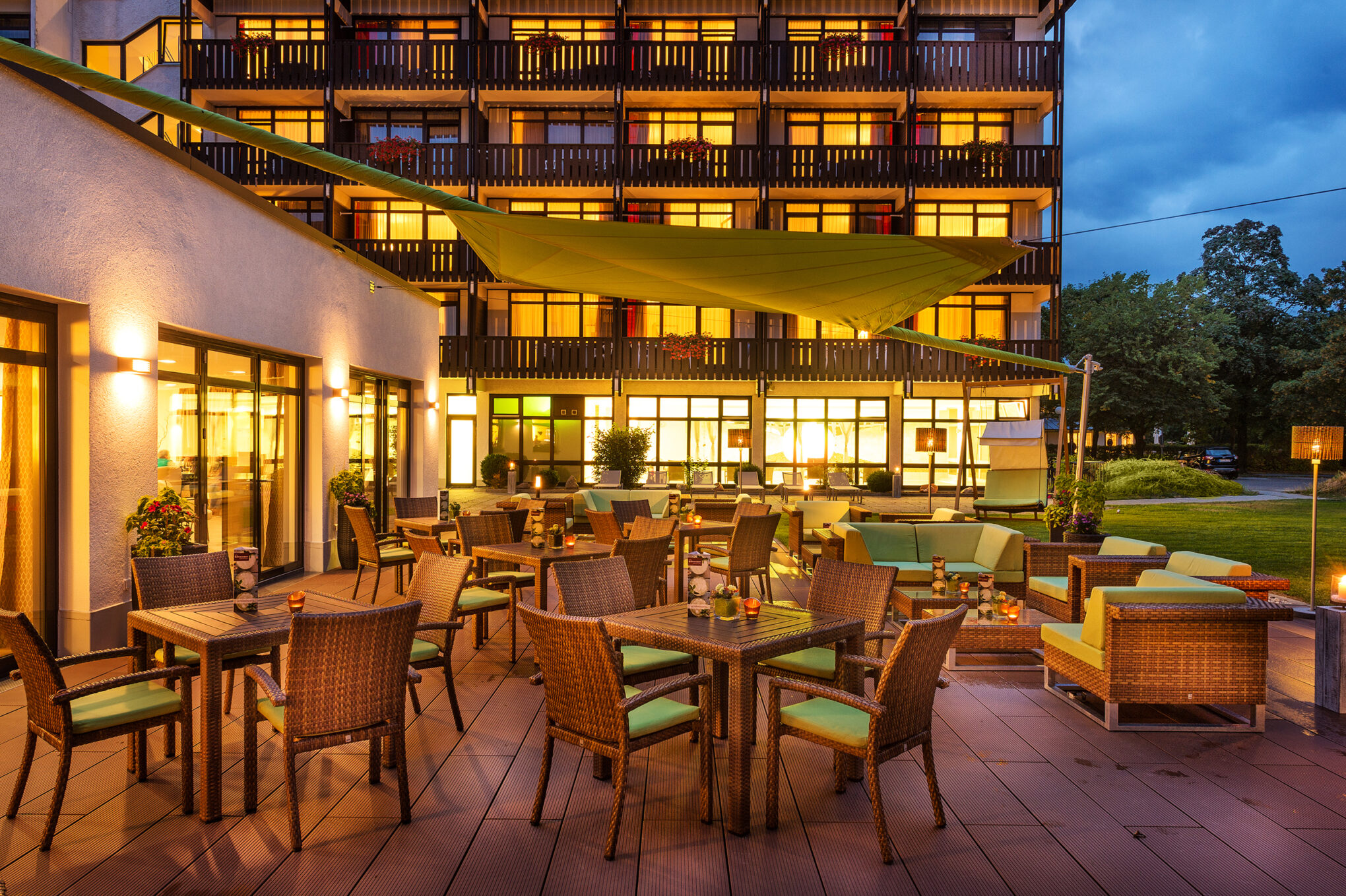 Koenigshof Terrasse Abend 15 Johannesbad Hotel Königshof